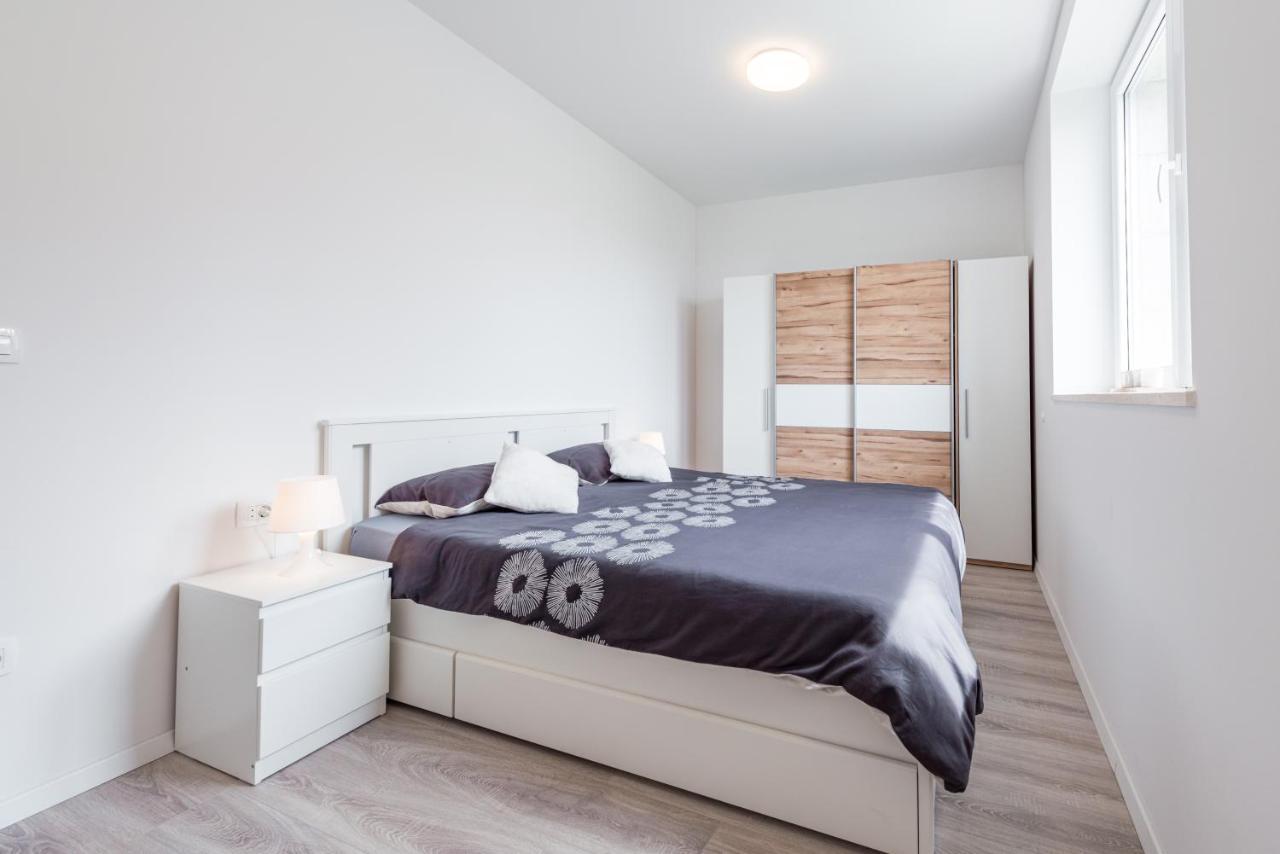 Pinegrove Apartment *